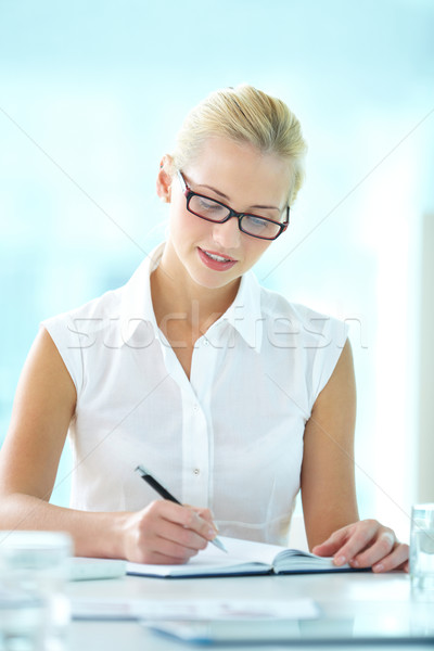 Diligent travailleur vertical coup secrétaire prendre des notes Photo stock © pressmaster