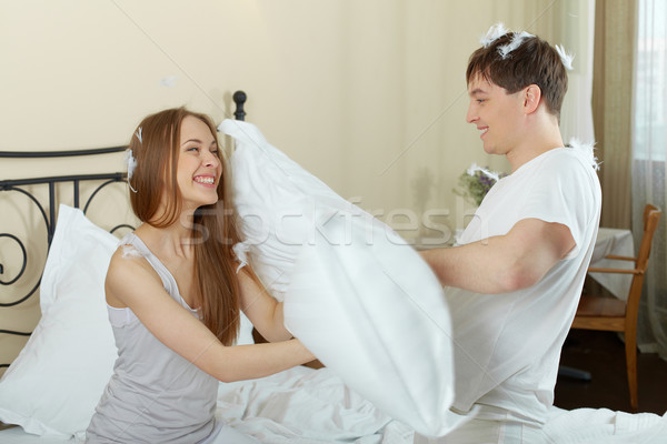 Yastık savaş mutlu çift oynama Stok fotoğraf © pressmaster