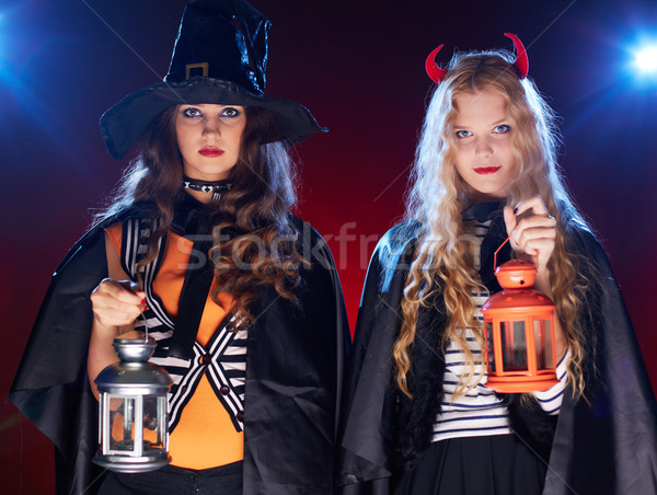 Lanterne halloween ragazze guardando fotocamera buio Foto d'archivio © pressmaster