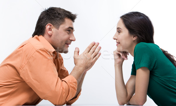 Conversa feliz casal olhando cara Foto stock © pressmaster