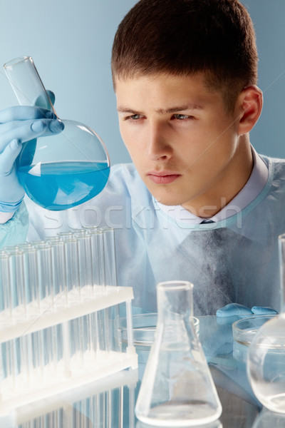 Cyan Substanz Wissenschaftler halten Becherglas Flüssigkeit Stock foto © pressmaster