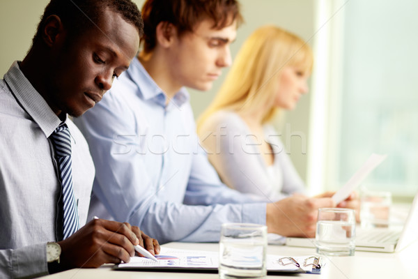 Concentratie grup oameni de afaceri zilnic muncă Imagine de stoc © pressmaster