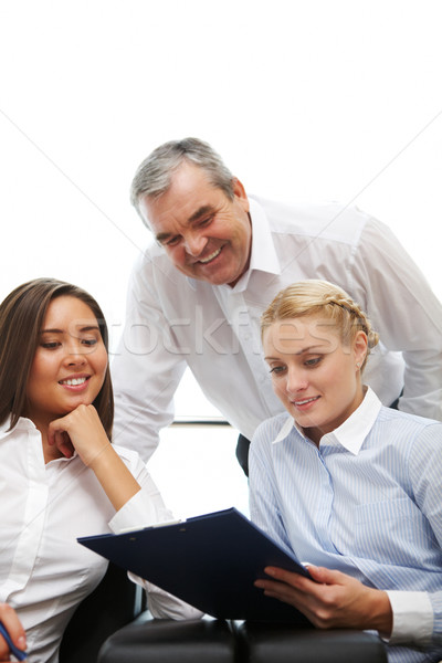 Foto stock: Trabajo · en · equipo · imagen · tres · gente · de · negocios · mirando · documento