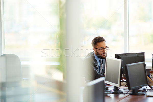 Om de afaceri muncă asiatic lucru singur birou Imagine de stoc © pressmaster