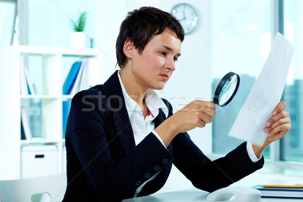 Detective estudio foto bastante mujer de negocios mirando Foto stock © pressmaster