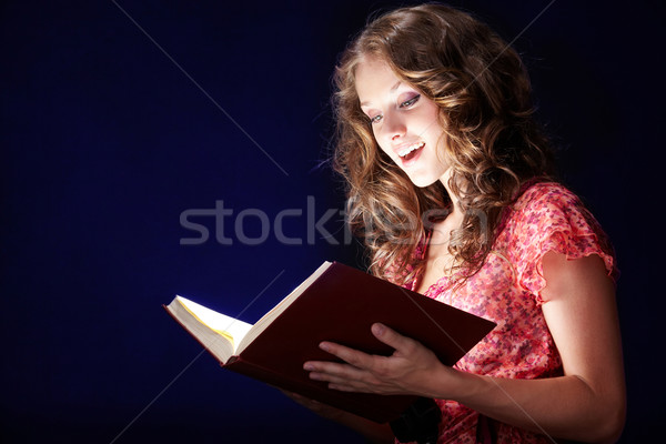 Lezing magie boek afbeelding mooie meisje Stockfoto © pressmaster