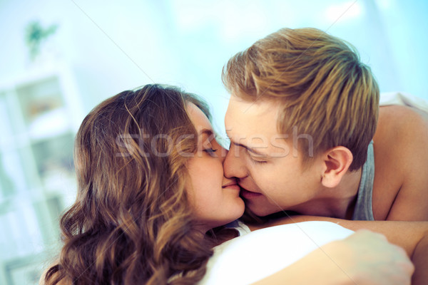 Zärtlich kiss jungen zärtlich Paar Küssen Stock foto © pressmaster