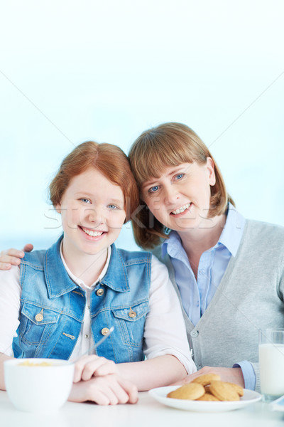 Ouderlijk toewijding meisje moeder naar camera Stockfoto © pressmaster