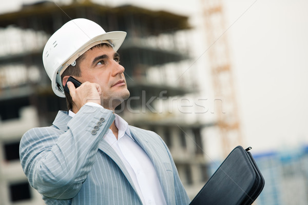 Mérnök kép komoly hív mobil néz Stock fotó © pressmaster