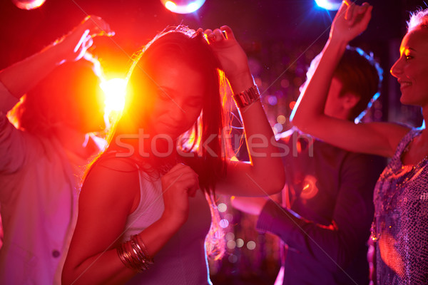 Fete Dansuri destul de club de noapte baieti fată Imagine de stoc © pressmaster