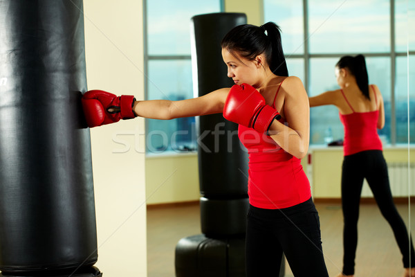 Boxe portrait jeune femme rouge gants de boxe formation [[stock_photo]] © pressmaster