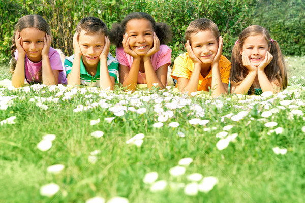 Ontspannen buitenshuis portret cute kinderen groen gras Stockfoto © pressmaster