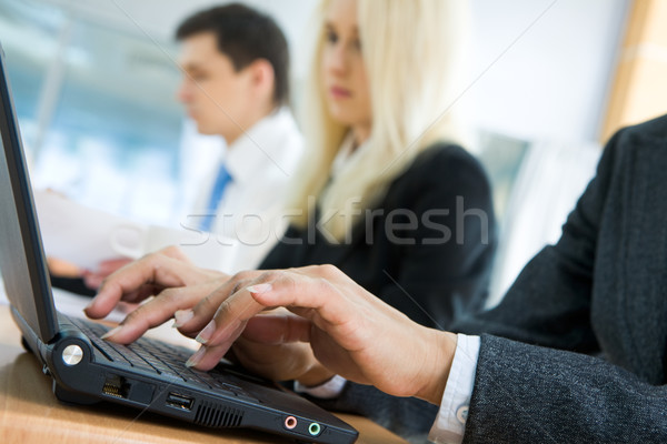 Einsatzbesprechung menschlichen Hände eingeben Laptop-Tastatur Stock foto © pressmaster