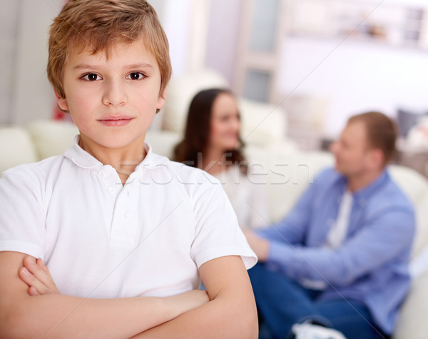 Foto stock: Menino · casa · retrato · sério · olhando · câmera