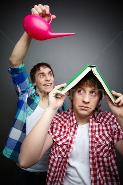 Wody facet przyjaciela ukrywanie książki Zdjęcia stock © pressmaster