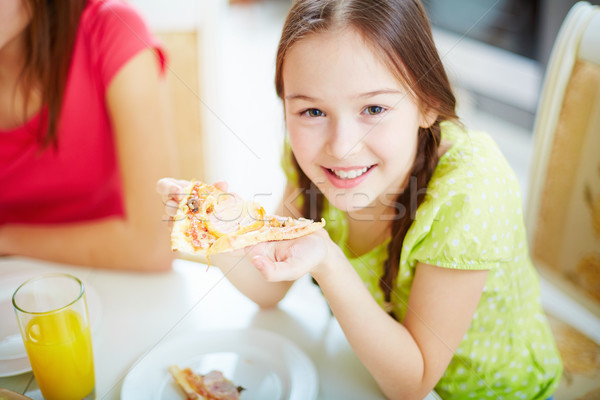 Eten pizza portret cute meisje vergadering Stockfoto © pressmaster