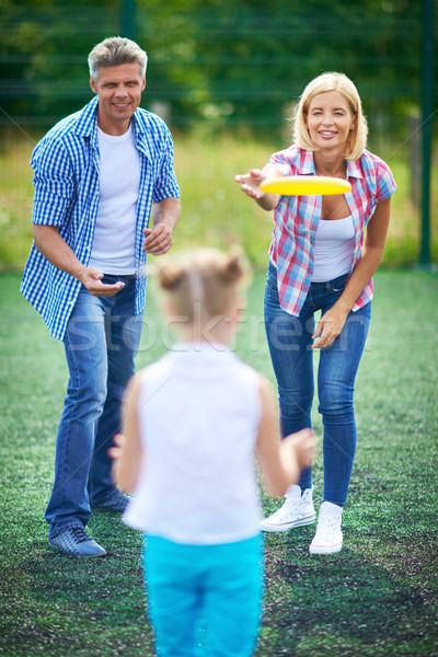 Frisbee joacă părinţi joc fiica fericit Imagine de stoc © pressmaster