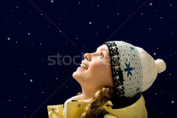 Retrato maravilhado menina olhando queda flocos de neve Foto stock © pressmaster