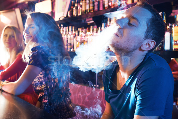 享受 水煙 肖像 年輕人 吸煙 出 商業照片 © pressmaster