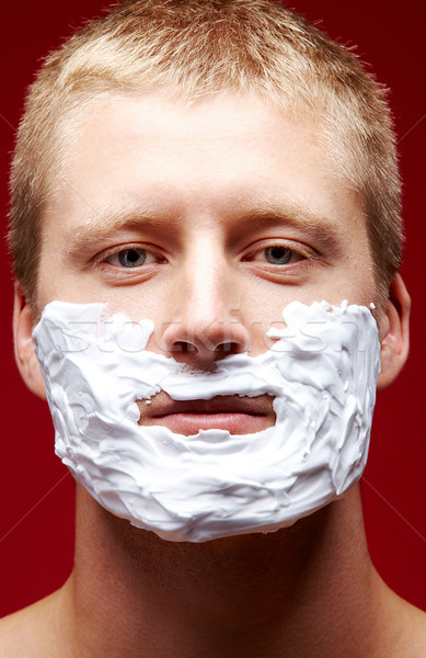 Hombre Con Espuma De Afeitar En La Cara Foto de archivo - Imagen