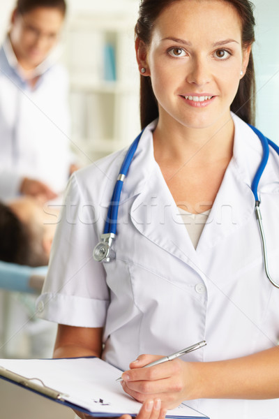 Medizinischen stellt fest ziemlich Krankenschwester einheitliche bereit Stock foto © pressmaster