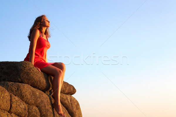 Serenidad foto sereno femenino sentado rock Foto stock © pressmaster