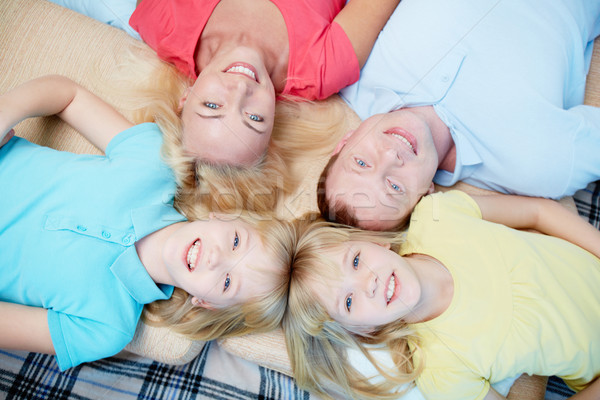 Felicidade acima ângulo família feliz quatro olhando Foto stock © pressmaster