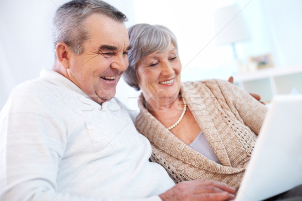 Compras on-line casal de idosos surfe com computador mulher Foto stock © pressmaster