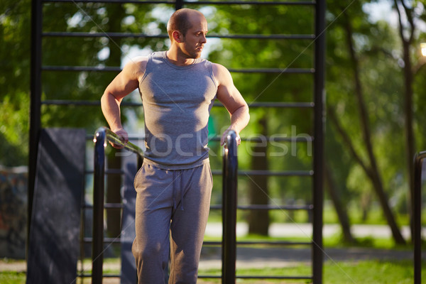 Szkolenia sportu młody człowiek treningu wyposażenie na zewnątrz Zdjęcia stock © pressmaster