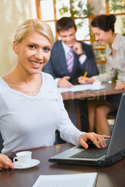 женщину деловой женщины белая блузка сидят таблице Кубок Сток-фото © pressmaster