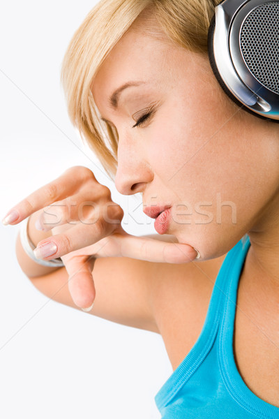 靈感 輪廓 吸引力 十幾歲的女孩 頭戴耳機 聽音樂 商業照片 © pressmaster