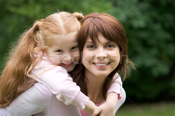 Vonzalom portré boldog lány átkarol anya mindkettő Stock fotó © pressmaster