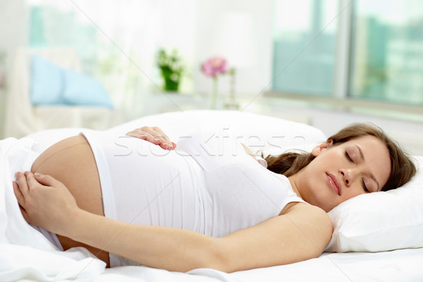 Fotografie frumos femeie gravida dormit pat frumuseţe Imagine de stoc © pressmaster