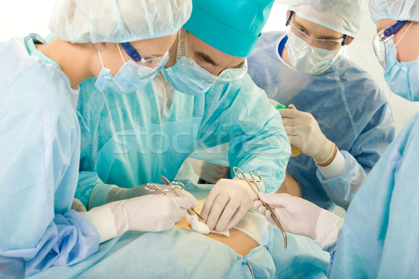 операция изображение четыре человека хирургический одежды Постоянный Сток-фото © pressmaster