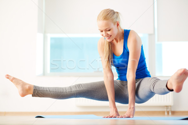 Gymnasium portret jonge vrouw oefening sport schoonheid Stockfoto © pressmaster
