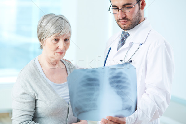 Röntgen eredmények idős beteg néz radiológus Stock fotó © pressmaster