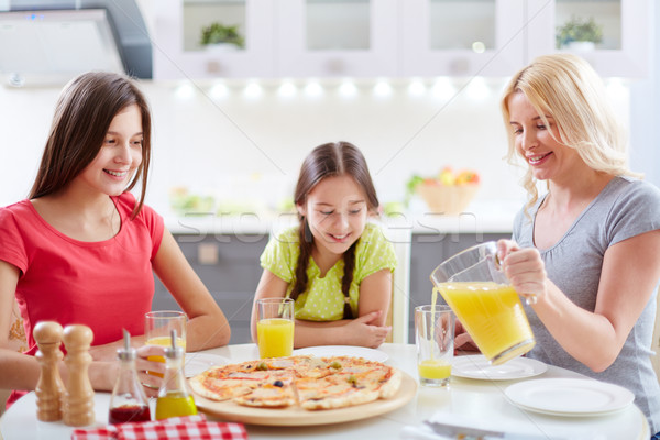 Familie diner portret jonge vrouw vergadering tafel Stockfoto © pressmaster