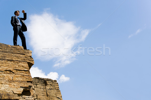 Imagine elegant om în picioare stâncă mână Imagine de stoc © pressmaster