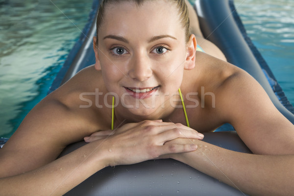 Piscine femme souriante mensonges eau matelas Photo stock © pressmaster