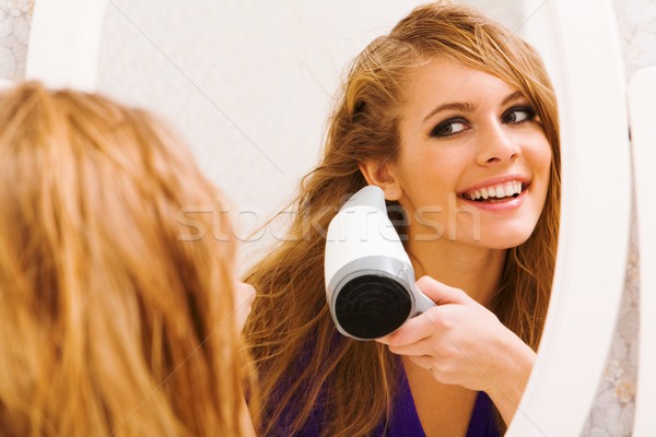 Imagen bastante femenino mirando espejo mujer Foto stock © pressmaster