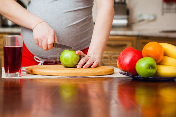 красивой беременная женщина кухне здоровое питание женщину яблоко Сток-фото © prg0383