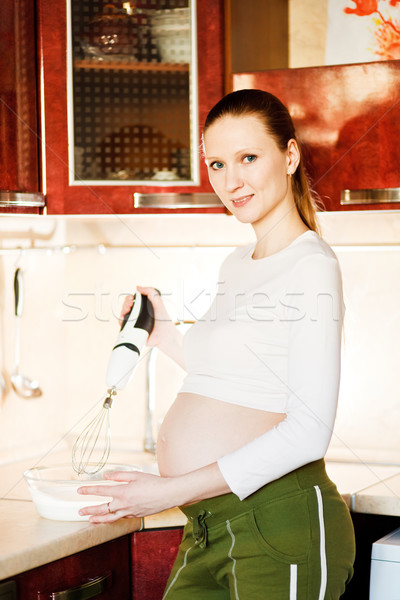 Mujer hermosa jóvenes mujer embarazada cocina alimentos Foto stock © prg0383