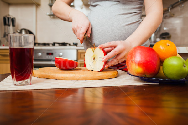 Güzel hamile kadın mutfak sağlıklı gıda kadın elma Stok fotoğraf © prg0383