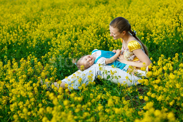 Küçük kız anne bebek sarı alan kadın Stok fotoğraf © prg0383