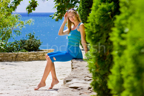 Güzel bir kadın mavi elbise ağaç el kadın Stok fotoğraf © prg0383