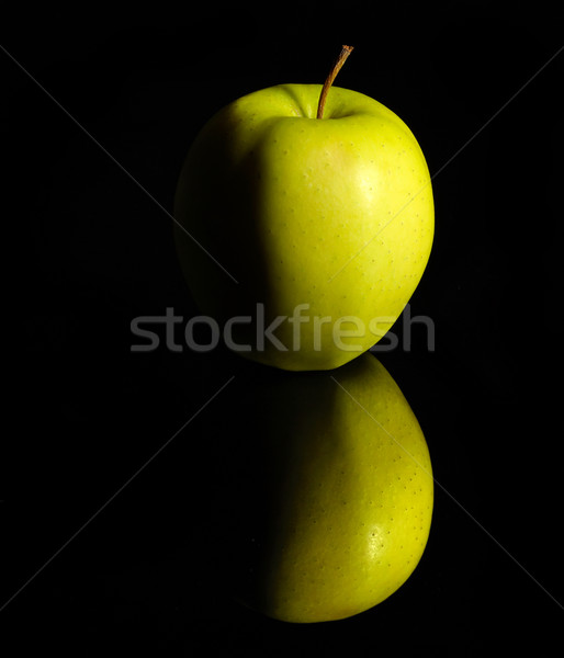 Pomme réfléchissant sol vert sombre alimentaire Photo stock © prill