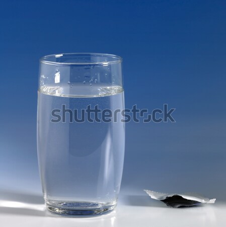 Efervescente comprimido vidro água flutuante estúdio Foto stock © prill