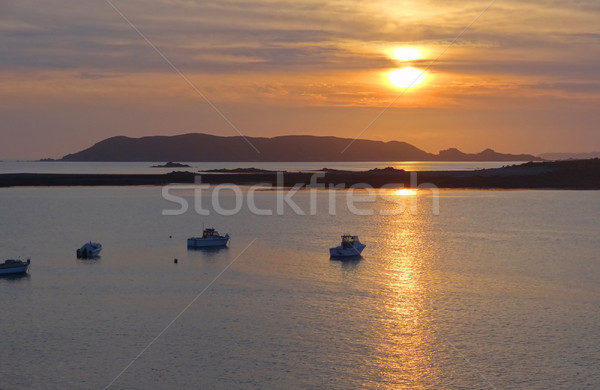 Sonnenuntergang rosa Granit Küste Boote Stock foto © prill