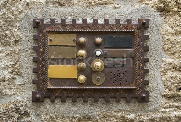Histórico timbre de la puerta placa áspero fachada casa Foto stock © prill