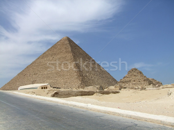Piramit güneşli yol kenarı manzara etrafında giza Stok fotoğraf © prill